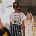 Foto de modelo negra no desfile da Carolina Herrera usando saia na altura do joelho, uma das tendências da NYFW Primavera Verão 2027