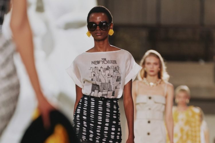 Foto de modelo negra no desfile da Carolina Herrera usando saia na altura do joelho, uma das tendências da NYFW Primavera Verão 2027
