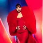 Foto da cantora Lisa usando vestido e casaco vermelhos no VMA 2026