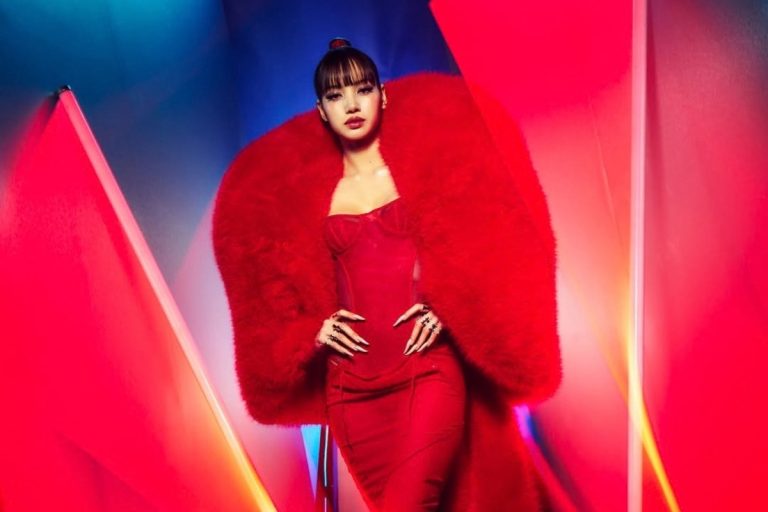 Foto da cantora Lisa usando vestido e casaco vermelhos no VMA 2026