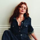 Atriz Sadie Sink na campanha de jeans da Calvin Klein