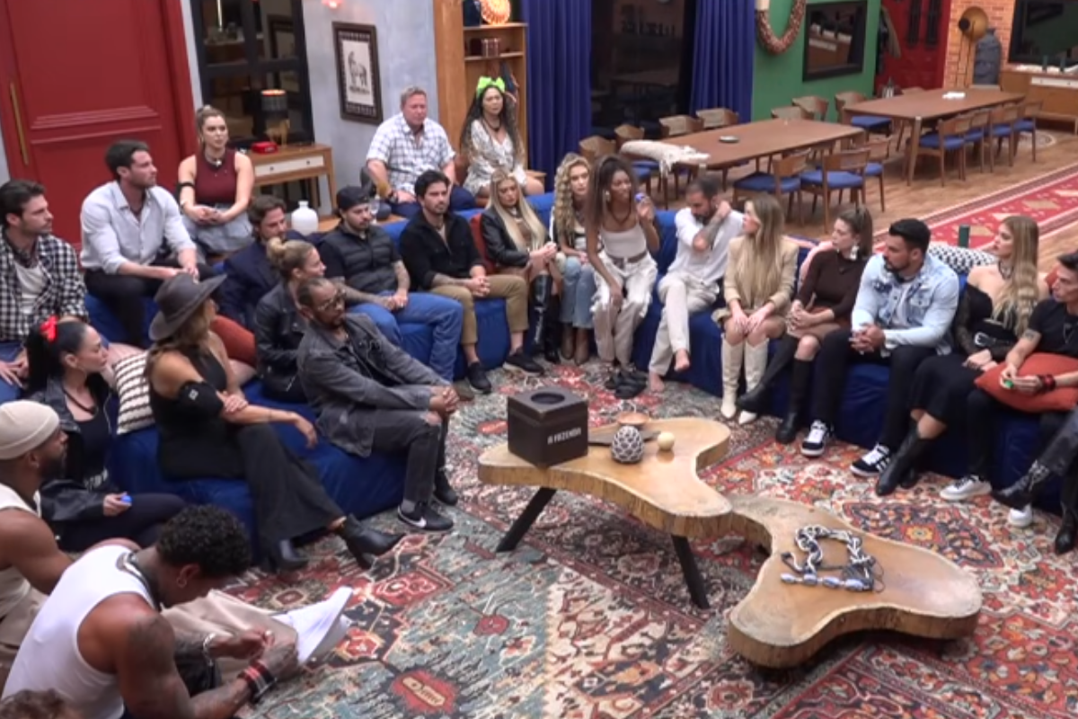 Peões reunidos em A Fazenda 18