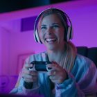 Foto de mulher loira com joystick para seus primeiros jogos