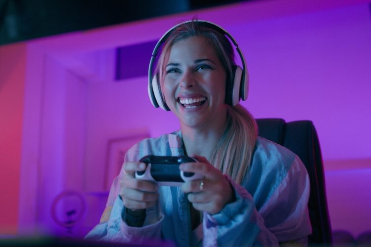 Foto de mulher loira com joystick para seus primeiros jogos