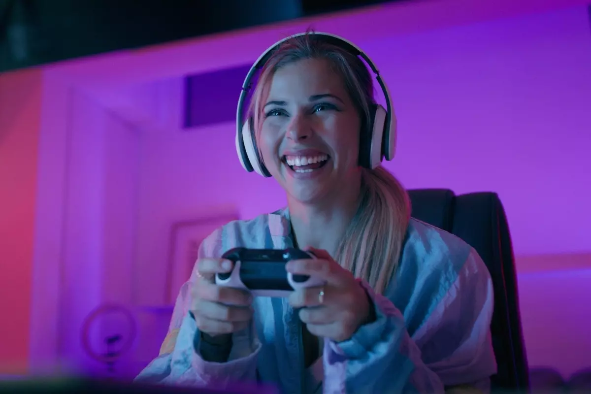 Foto de mulher loira com joystick para seus primeiros jogos