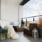 Foto de varanda relaxante com sofá, manta e vasos de plantas