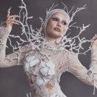 Juliette usando fantasia para o Baile de Halloween da Sephora 2026. com o tema "As Sombras da Floresta"