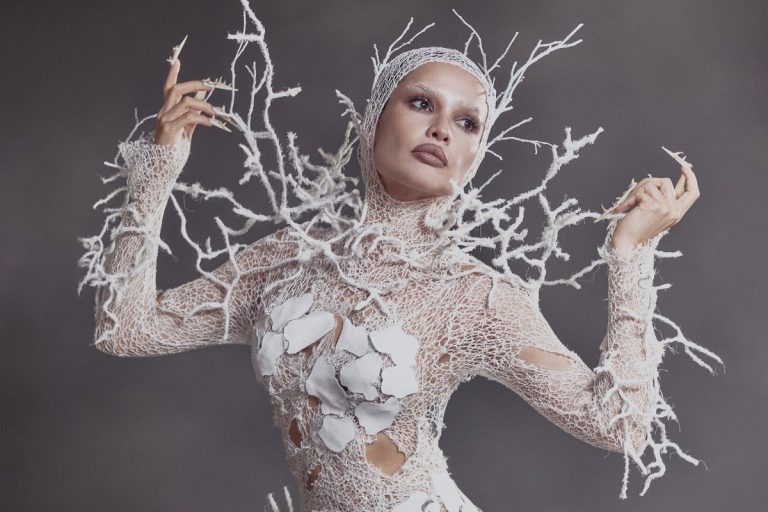 Juliette usando fantasia para o Baile de Halloween da Sephora 2026. com o tema "As Sombras da Floresta"