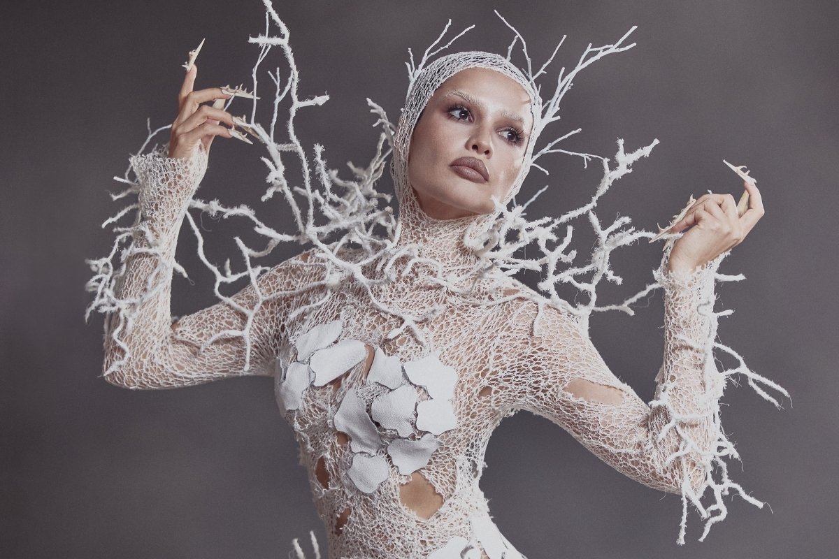 Juliette usando fantasia para o Baile de Halloween da Sephora 2026. com o tema "As Sombras da Floresta"