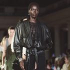 Foto de modelos em fila na passarela do desfile da Isabel Marant durante a Paris Fashion Week Primavera Verão 2027