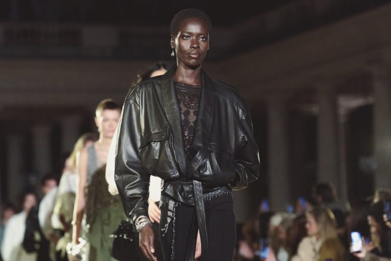 Foto de modelos em fila na passarela do desfile da Isabel Marant durante a Paris Fashion Week Primavera Verão 2027