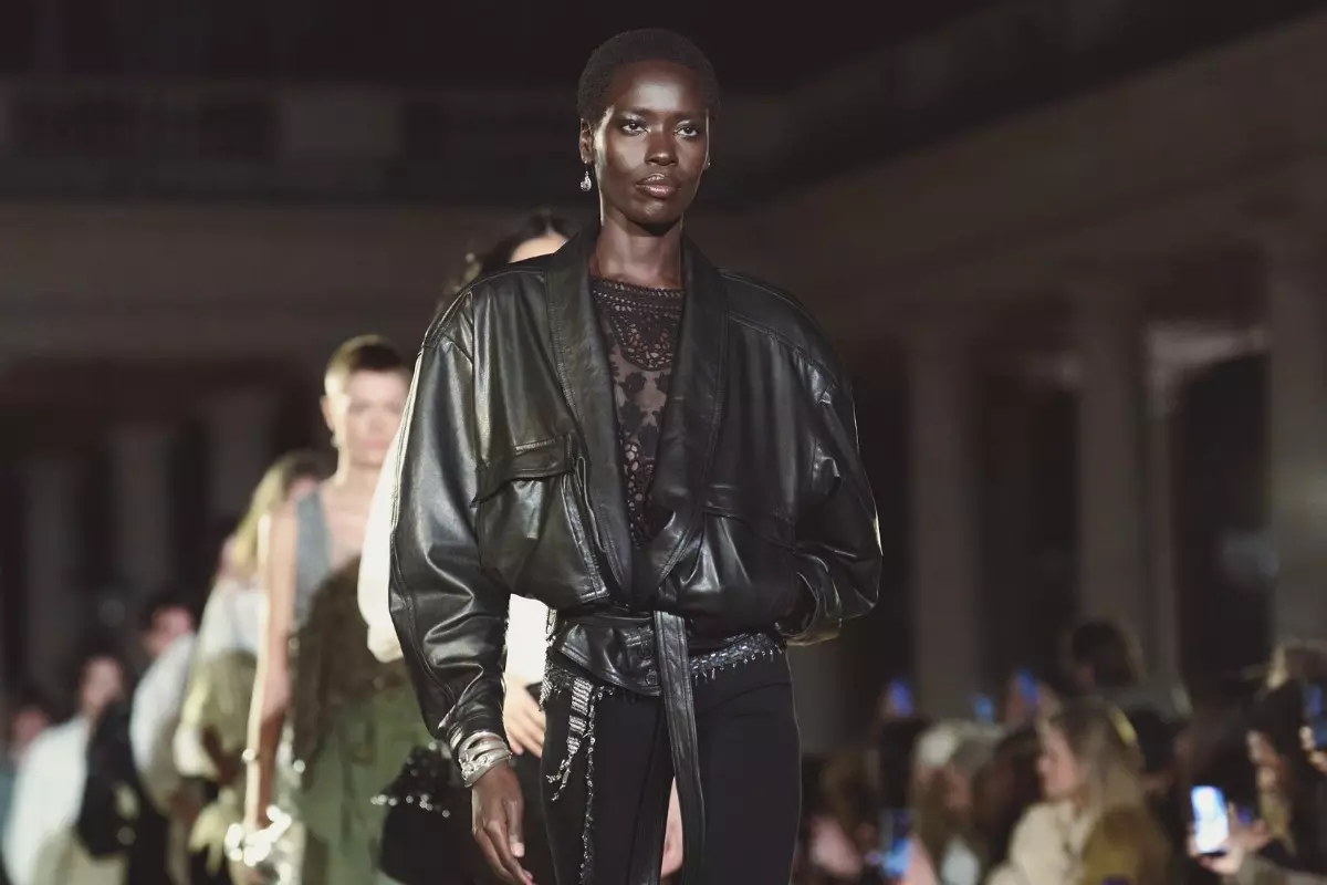 Foto de modelos em fila na passarela do desfile da Isabel Marant durante a Paris Fashion Week Primavera Verão 2027