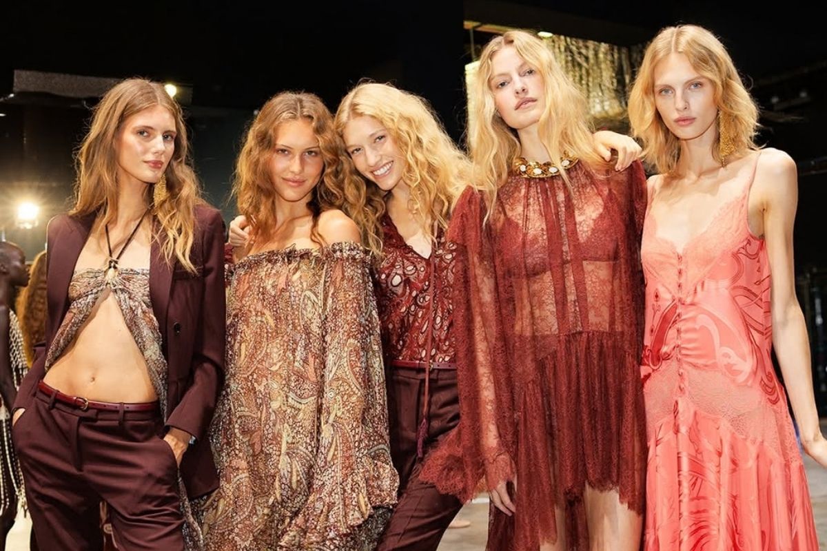 Modelos nos bastidores do desfile da ETRO na Semana de Moda de Milão Primavera Verão 2027