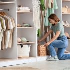 Foto de mulher fazendo organização no closet
