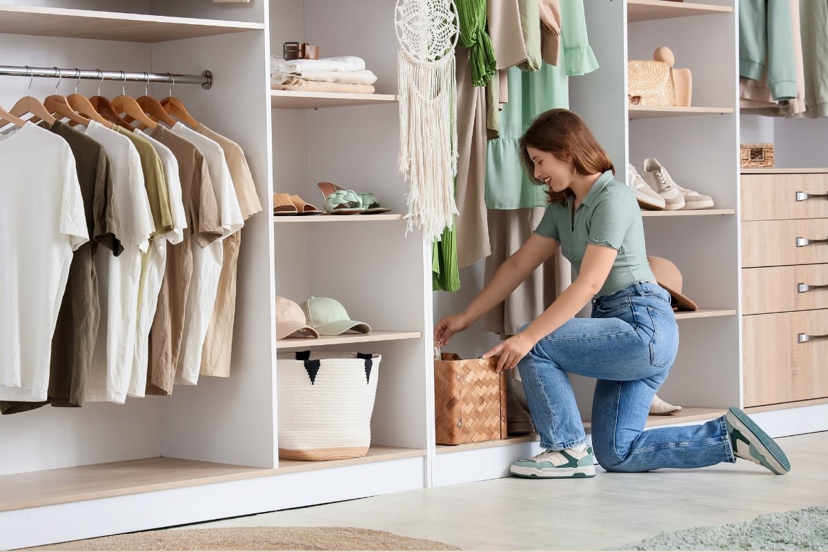 Foto de mulher fazendo organização no closet