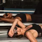 Foto de duas mulheres usando looks na tendência Sportcore vs. Athleisure