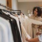 Personal stylist em loja com cliente para montar guarda-roupa versátil