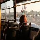 Foto de mulher sentada no transporte público de São Paulo