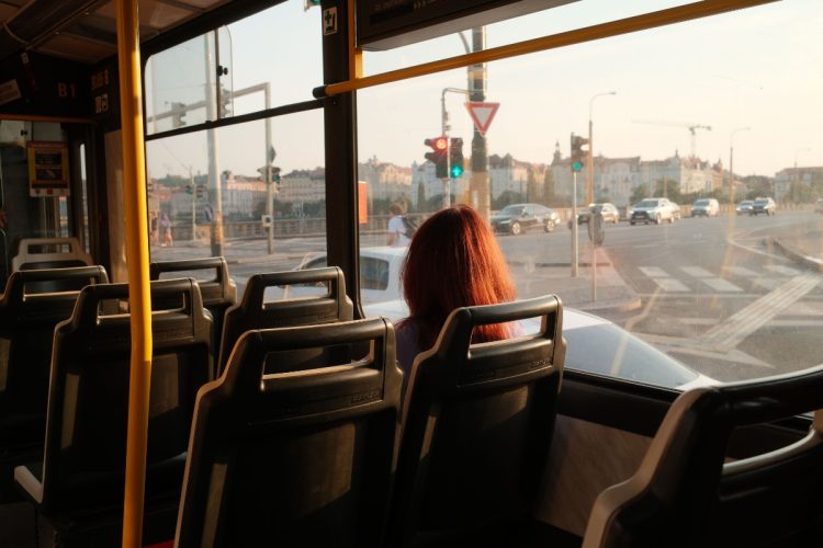 Foto de mulher sentada no transporte público de São Paulo