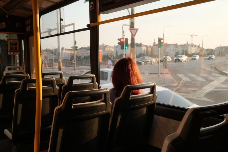 Foto de mulher sentada no transporte público de São Paulo