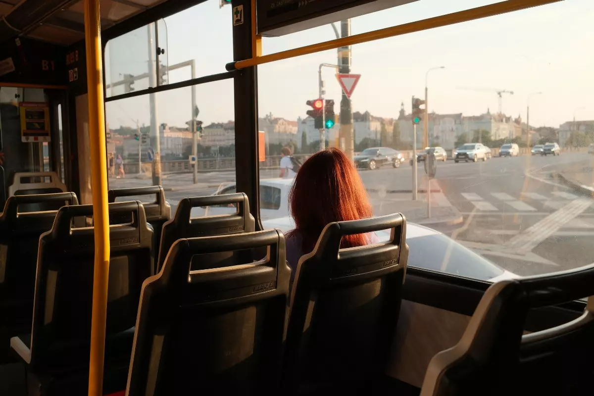Foto de mulher sentada no transporte público de São Paulo